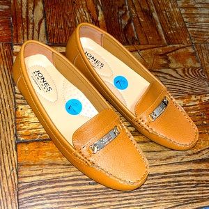 Beautiful comfortable slip on shoes for on the go looks :)